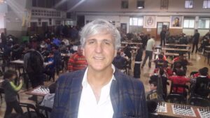 Rodolfo Wertheim, presidente de la Federación de Ajedrez del Oeste del Gran Buenos Aires, promueve la práctica de este deporte en el que se estimula el pensamiento, jugando.