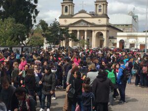 Alumnos del Colegio Parroquial de Morón evacuados en la plaza central del distrito.