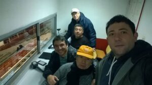 En la cabina del Nuevo Francisco Urbano, el equipo palpita en cada partido desde muy temprano las instancias de la transmisión por venir.