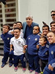 A la derecha, Broggi, vecino de Ituzaingó compartió con sus seguidores en las redes la imágene de ayer junto al presidende de Independiente, Hugo Moyano.