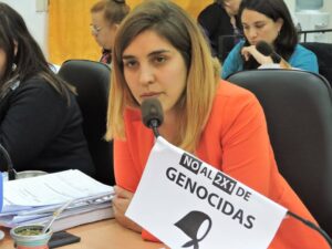 Cecilia Sáenz en su banca del Concejo Deliberante de Hurlingham durante su discurso en contra del 2x1 a genocidas
