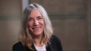 De apariencia cándida y andrógina, la "madrina del punk" sigue conquistando fans en todo el mundo pese al paso de los años.