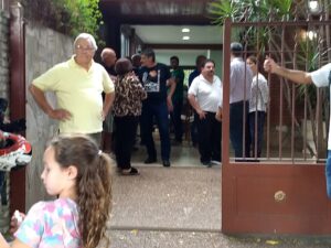 Cerca de 50 personas se reunieron en la casa de Oscar Cragno, uno de los vecino que encabeza la histórica lucha contra la fabrica contaminante.