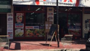 Antes: hasta hace diez días atrás era moneda corriente que dos changuitos cercaran el frente del local para impedir es estacionamiento vehicular.