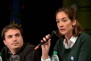 Agustina Ayllón, presidenta del Instituto de Género y Diversidad Sexual junto al Francisco Mones Ruiz, de la Secretaría de Derechos Humanos provincial,