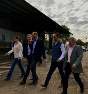 Vidal, Macri, Dietrich, Tagliaferro y Oscar Álvarez recorren la terminal de la Empresa Línea 216 en Morón.
