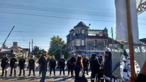 Detenidos en corte de vías