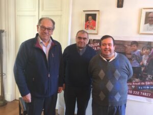 El director de Cáritas Morón, Augusto Vivod, junto al vicepresidente de la institución, Pbro. Germán Meling y Carlos Zolorzano, integrante del euipo de trabajo de la unidad que funciona para los distritos d Morón, Hurlingham e Ituzaingó.