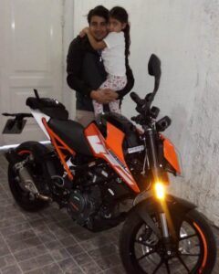 Juan Díaz, junto a la motocicleta Duque 250 que los delincuentes le robaron.