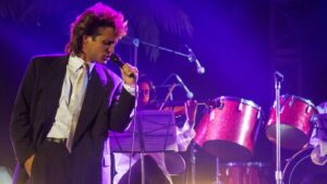Un acierto: la serie narra la historia de vida del astro de la canción sin detenerse en su vida sentimental.