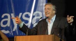 En 2006 el presidente Kirchner creó AySA, una empresa con un 90% de participación estatal y un 10% en manos de los trabajadores.