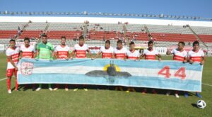 El homenaje del plantel del Deportivo Morón a los tripulantes del Ara San Juan. Foto gentileza Osvaldo Abades (h)