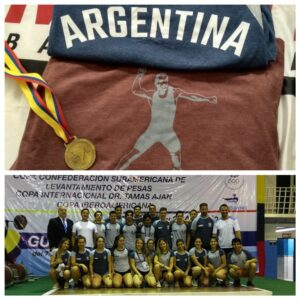 La camiseta y la medalla de Santiago de la competencia, a donde llegó con la delegación de la Selección Argentina de Levantamiento de Pesas