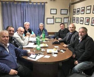 El concejal Altarrui (en el centro, a la derecha) recogió las inquietudes de la Comisión Directiva de los Bomberos Voluntarios de Ituzaingó